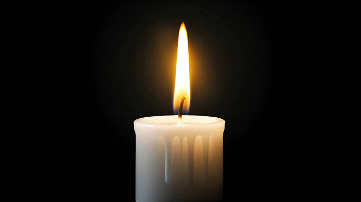 悼念的一根白色蜡烛白烛哀悼
