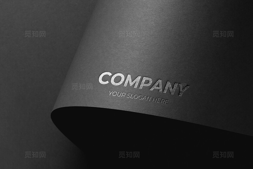 大气黑色纸张上银色渐变烫印logo样机