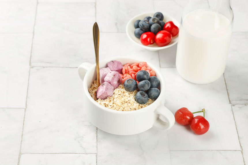 浅底上的水果燕麦