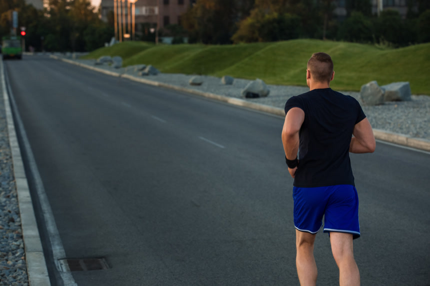在马路上跑步的男士背影锻炼身体度假休闲娱乐
