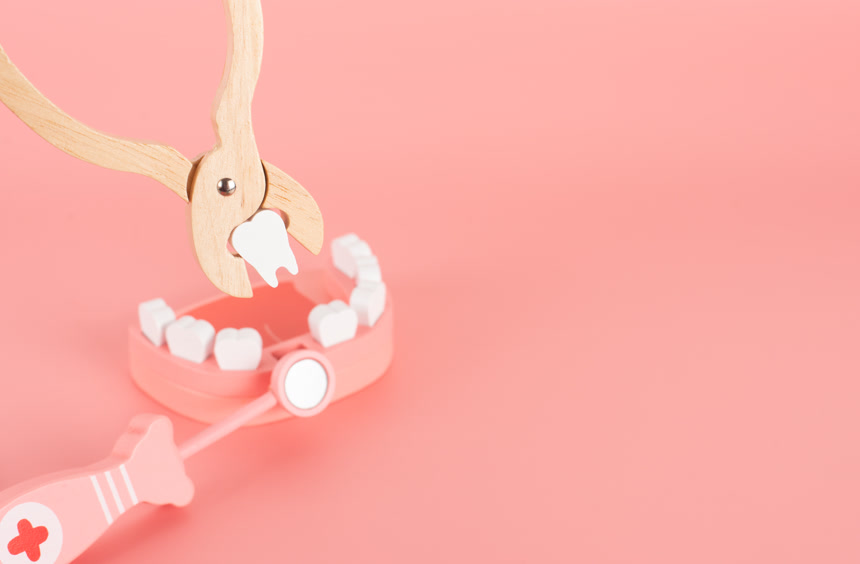 在老年人蛀牙补拔牙口腔健康身体健康