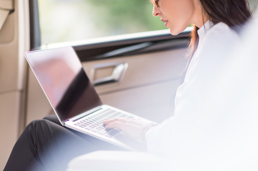 在汽车中使用笔记本电脑的女人写真摄影