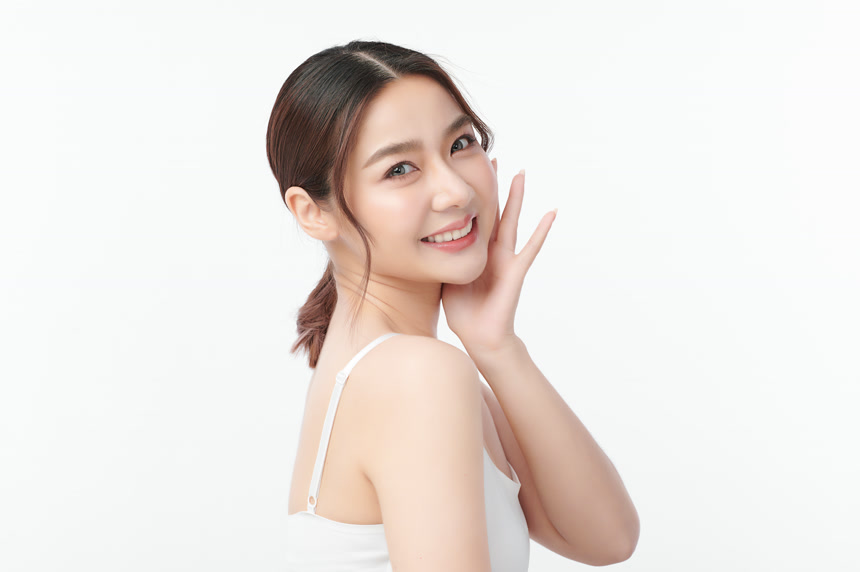 年轻美丽的亚洲女人，有着洁白的背景、脸蛋护理、面部护理、美容美发、美容美发、水疗、亚洲女性肖像.