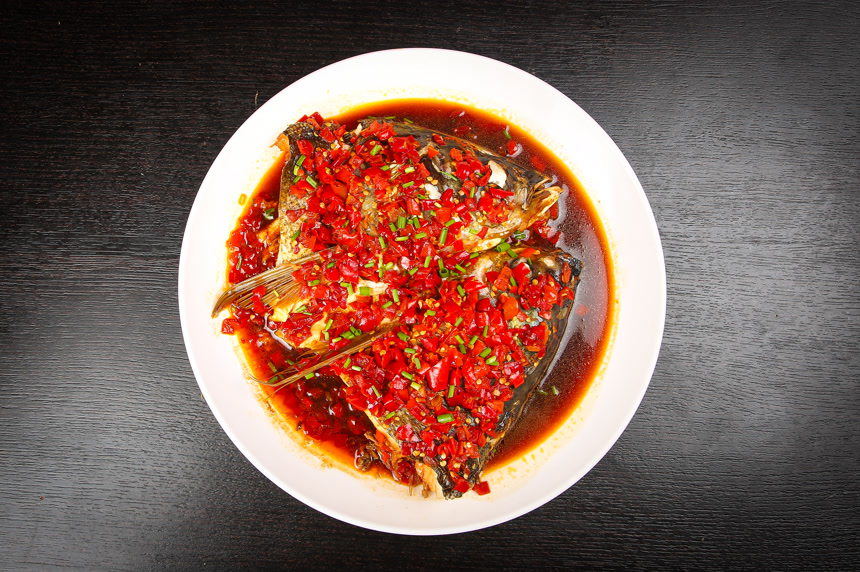 盘子里的剁椒鱼头