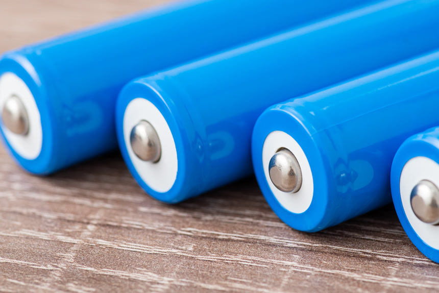 木制桌子上有4个电池能源电池蓄电池