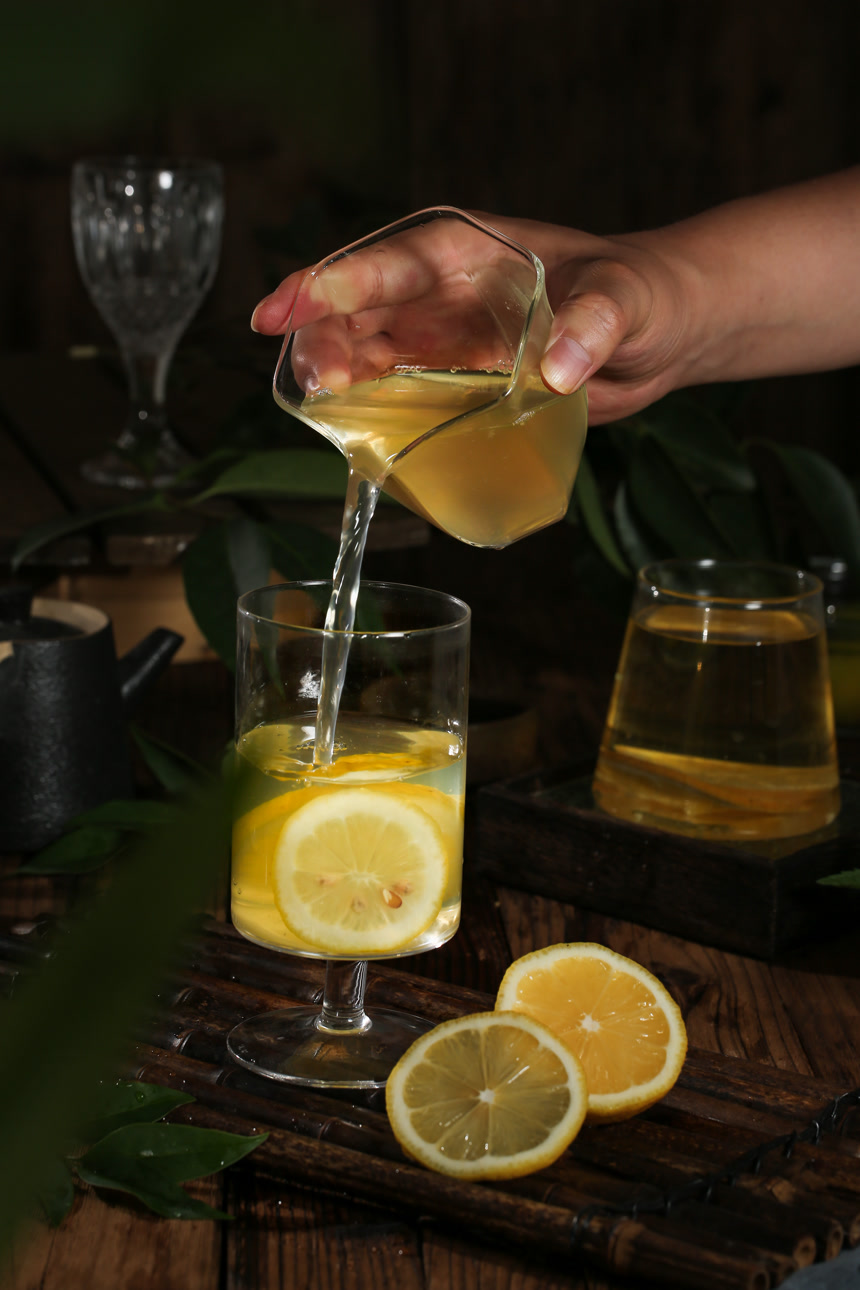 深底上的柠檬水