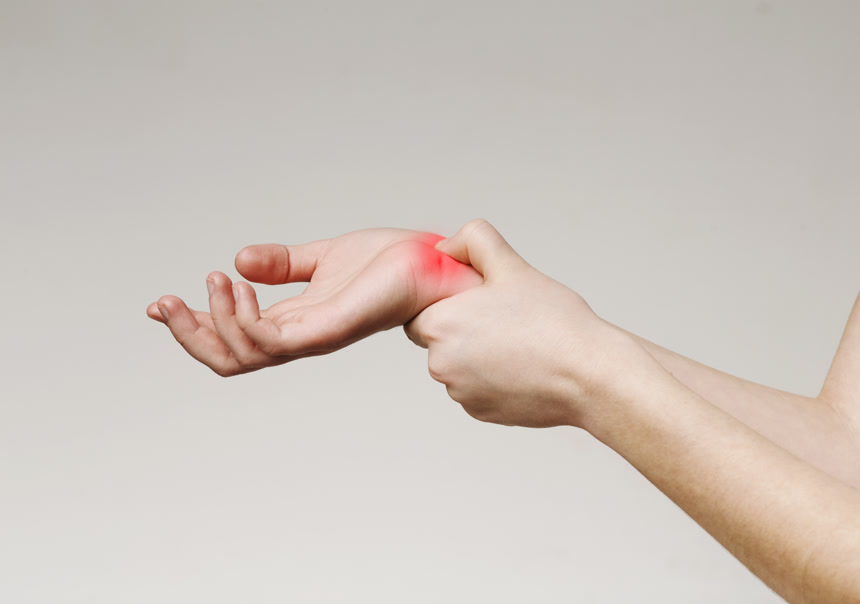 女人按摩她受伤的手腕医疗保健