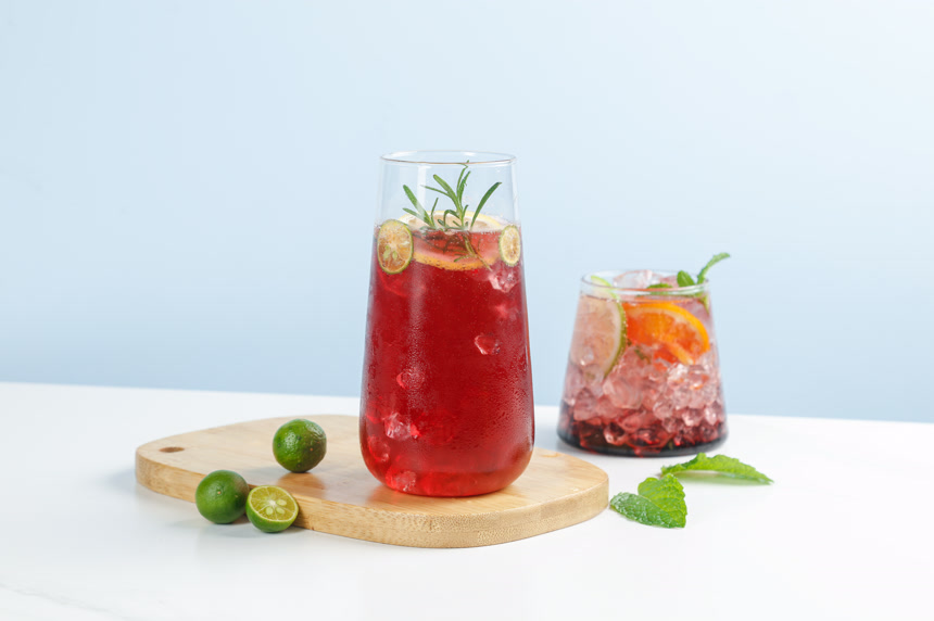 桌子上的夏日冷饮