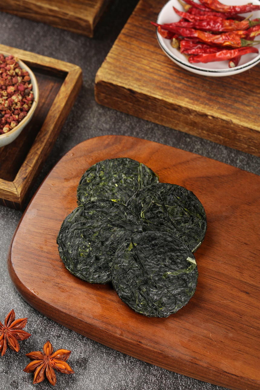 木底上的压缩海带丝