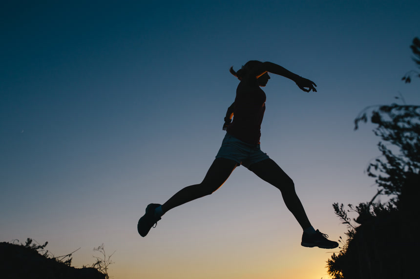 晚霞下跳跃的运动员美女剪影锻炼人像体育运动