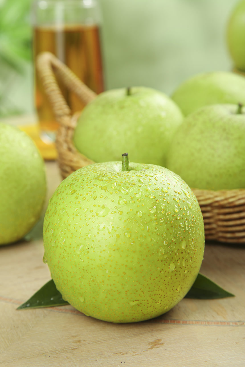 木底上的青皇冠梨