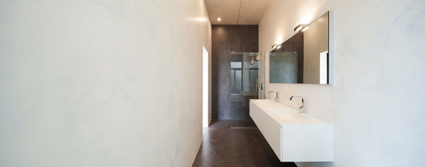 洗手间室内水槽和淋浴的浴室装修设计