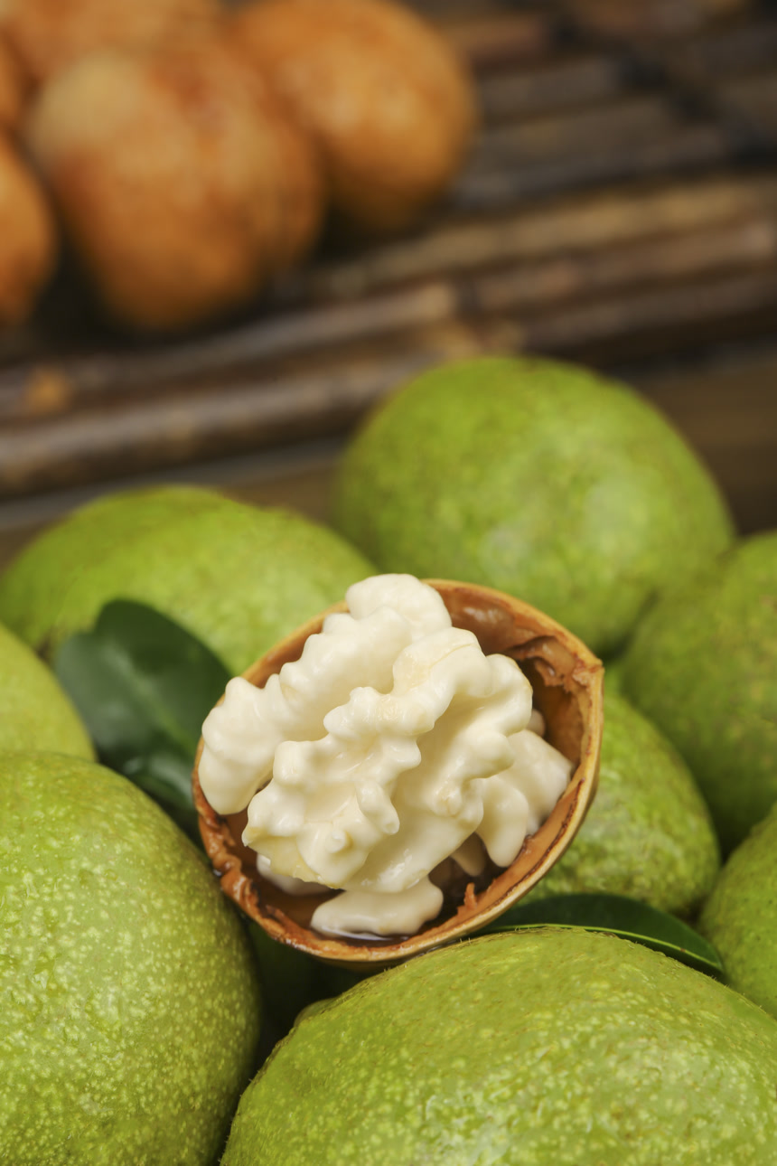 木底上的青皮核桃