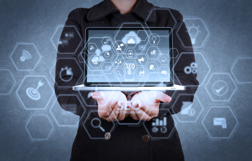 设计师手展示云网络网站与移动网站和登陆网页的虚拟图商务经济