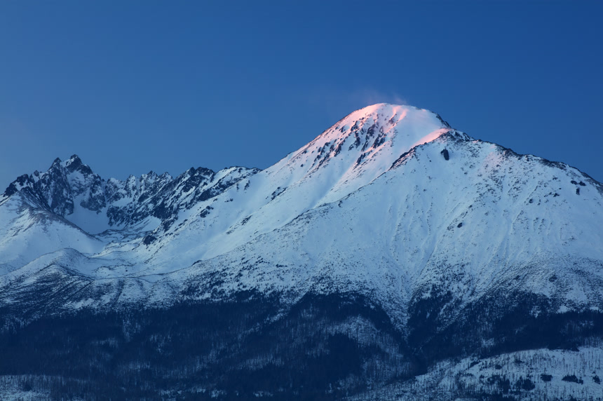 在高山上的粉红色夕阳光自然风景