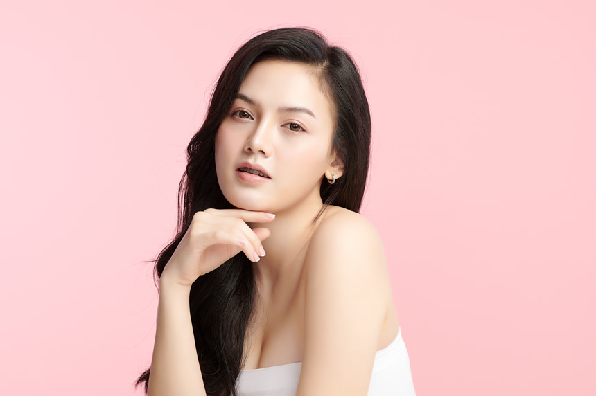 年轻美丽的亚洲女人粉色背景图美业美容