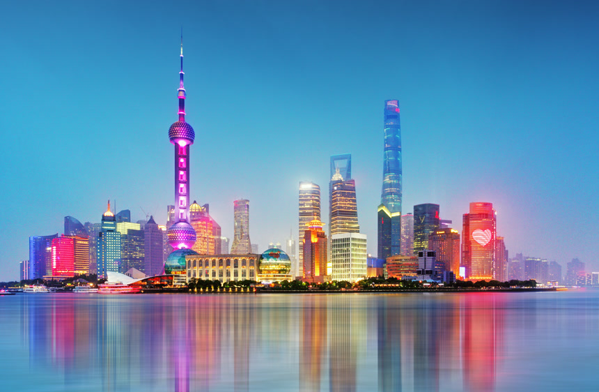 上海浦东市中心建筑群和湖泊夜景城市景观地标建筑