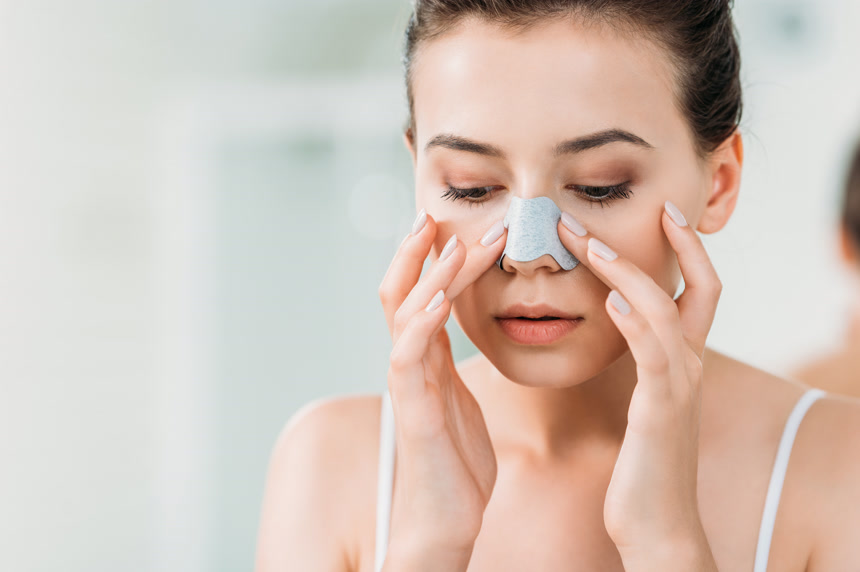 美丽的年轻妇女在浴室敷鼻贴    美容护肤