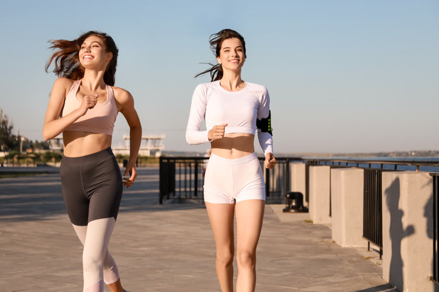 两个女性在公园里跑步锻炼生活方式