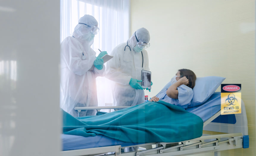 一个隔离室里正在检查感染病人医生病人医疗保健 