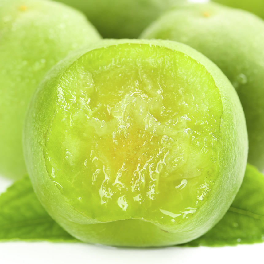 木底上的新鲜青梅