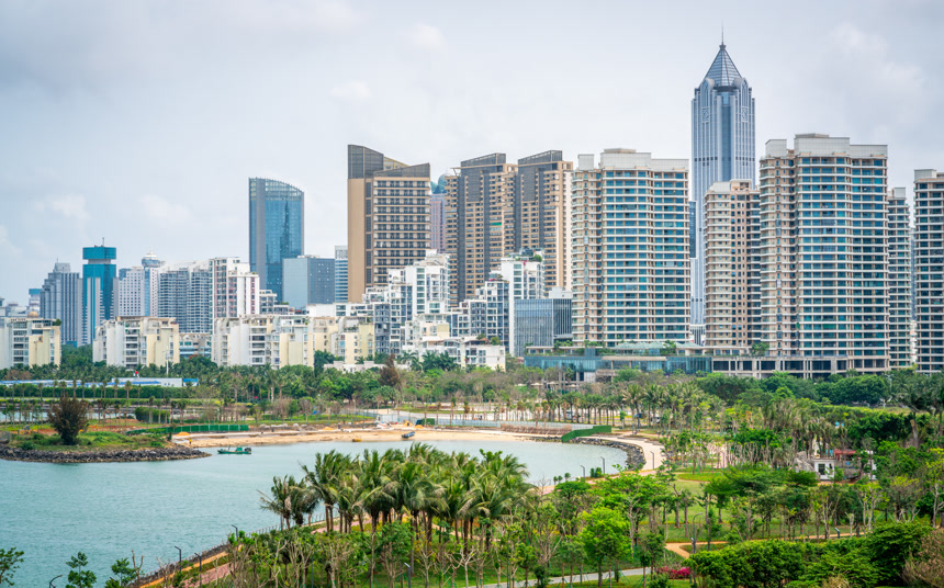 海口市的天空与大海和海岸线在海口市城市建筑