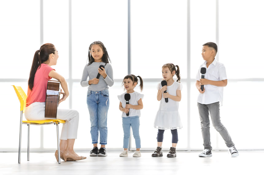 老师弹琴学生唱歌音乐课教学背景壁纸