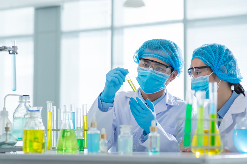 一名男性和一名女性研究者在实验室里做实验人物特写图片