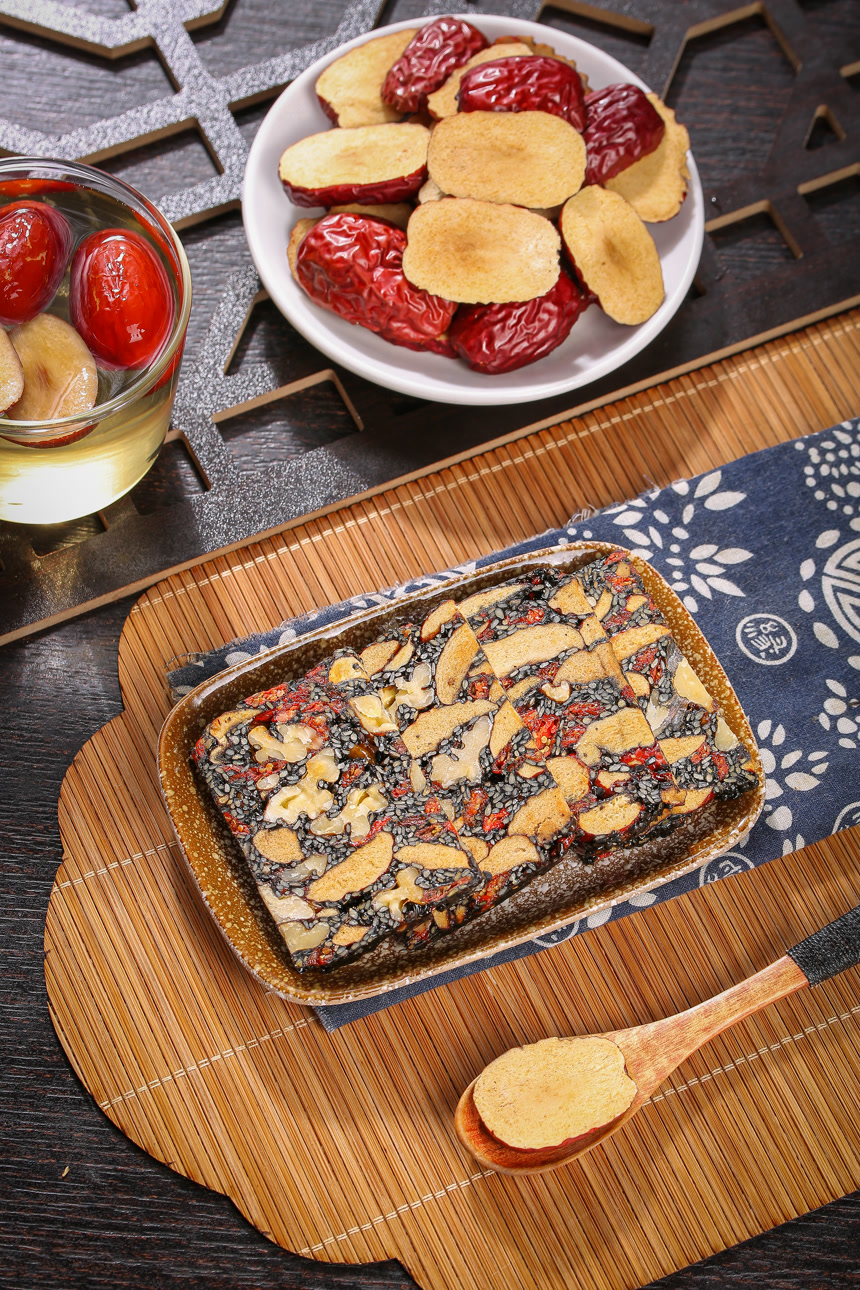 深底上的阿胶糕