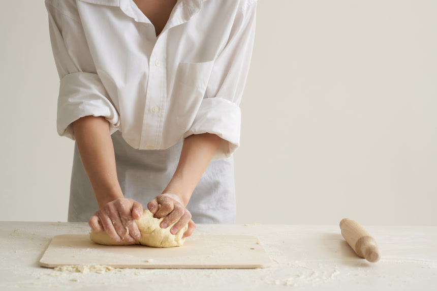 正在厨房制作面食的厨师人物消息的