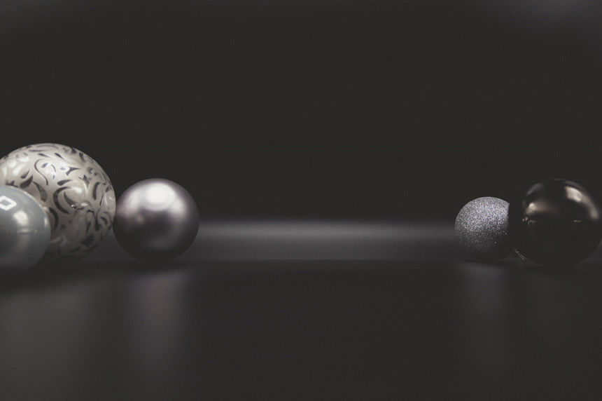 假期壁纸背景圣诞节装饰球或小玩意在黑色背景