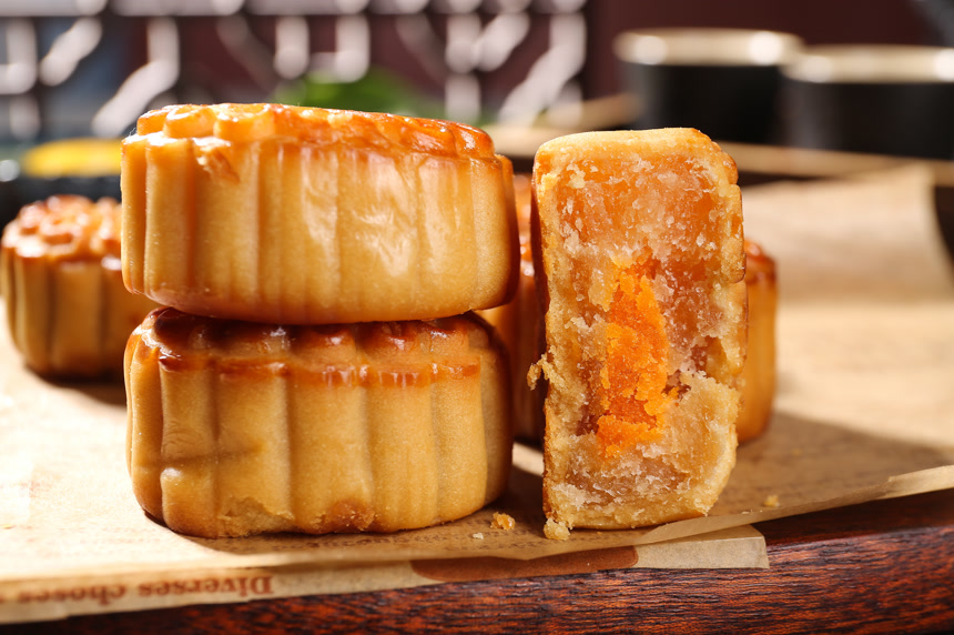 深底上的莲蓉蛋黄月饼