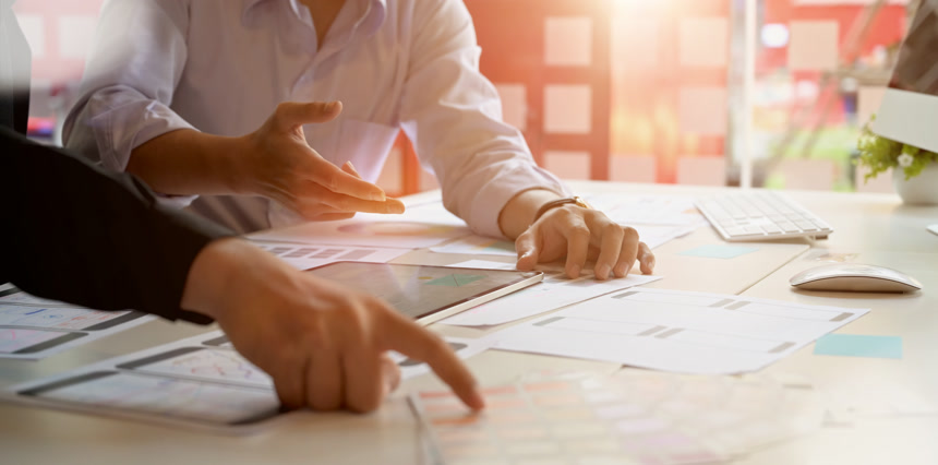 讨论设计方案的创意设计师人物