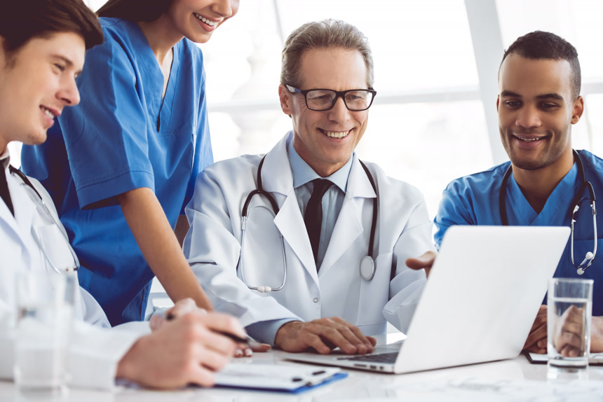 几名面带笑容的医生在开会讨论