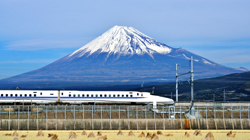 日本富士山下的火车壁纸图日本风景 旅游
