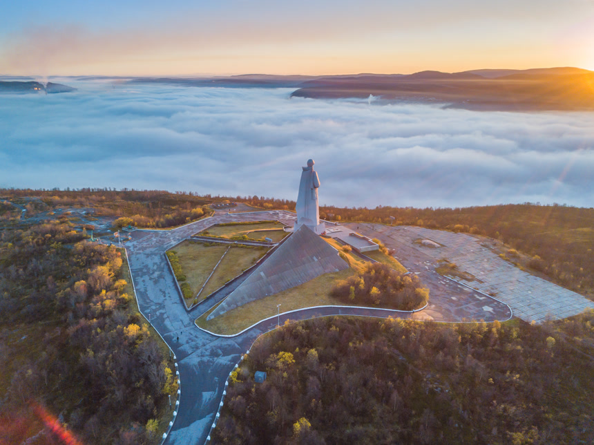 日落时的俄国摩尔曼斯克苏联北极纪念碑旅游风景