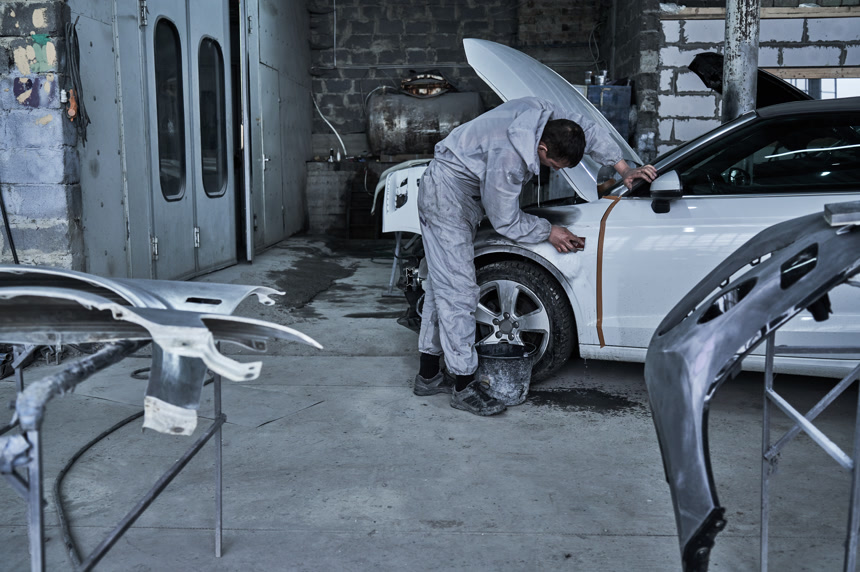 汽车维修工人修理汽车生活方式