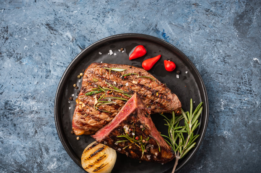 牛肉牛排配红辣椒香草和油炸洋葱烹饪好的肉食