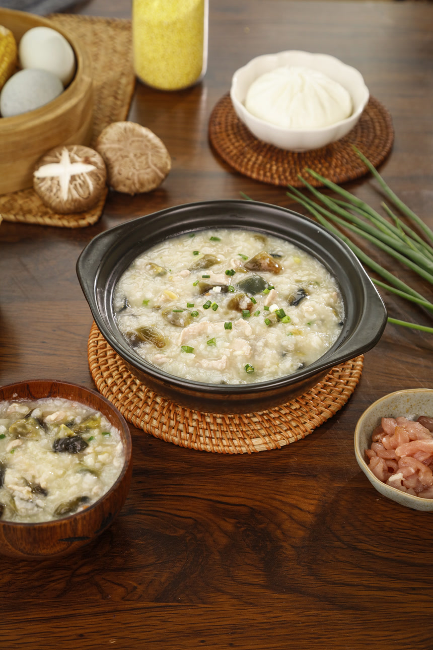 深底上的皮蛋瘦肉粥