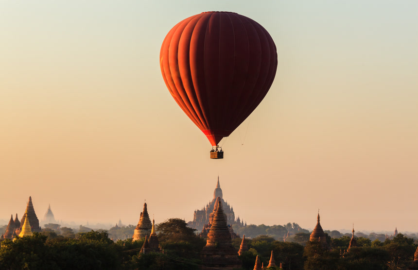 尖顶建筑上空漂浮的红色热气球特写    旅游宣传