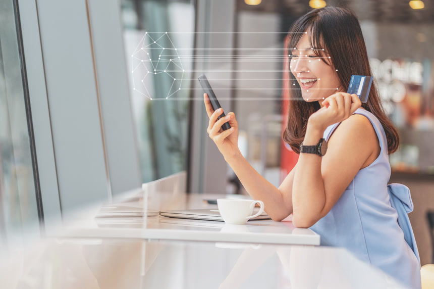 亚洲妇女通过室内智能手机生物鉴别面部识别网络安全互联网