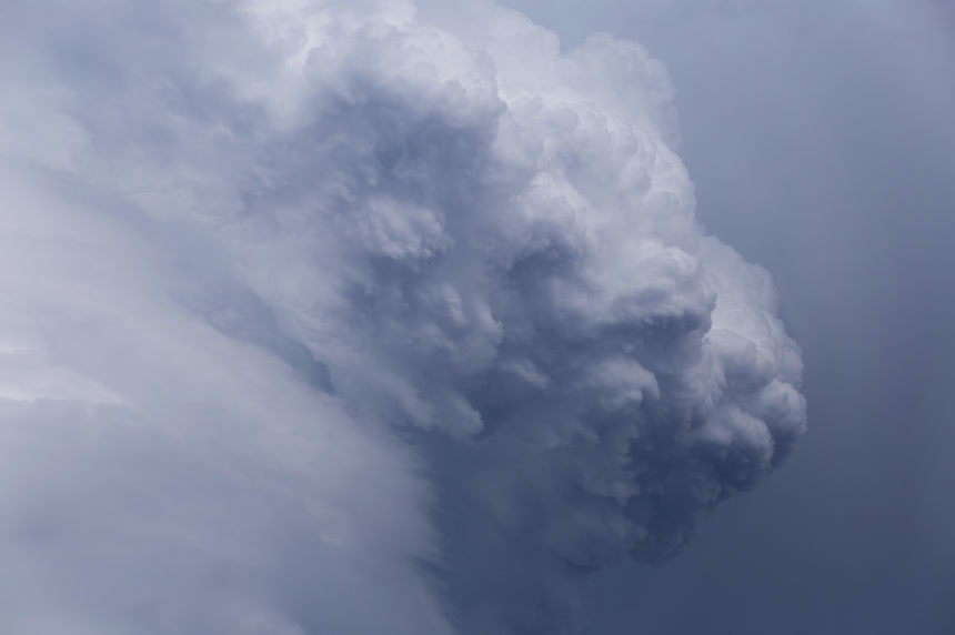 雷雨前的阵阵雨云天气自然景观