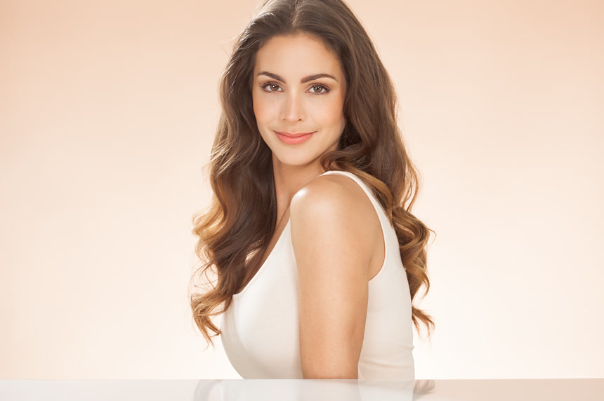 一个微笑的欧美长发女人欧美模特