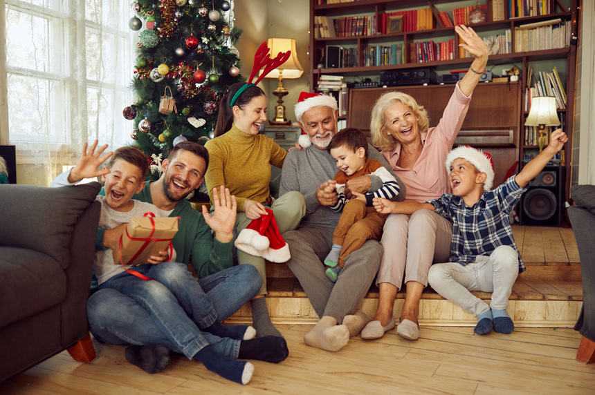 快乐的多代同堂的家庭在家中欢度圣诞节生活方式