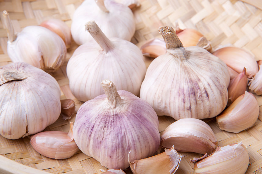桌上放大蒜餐饮食材调味品