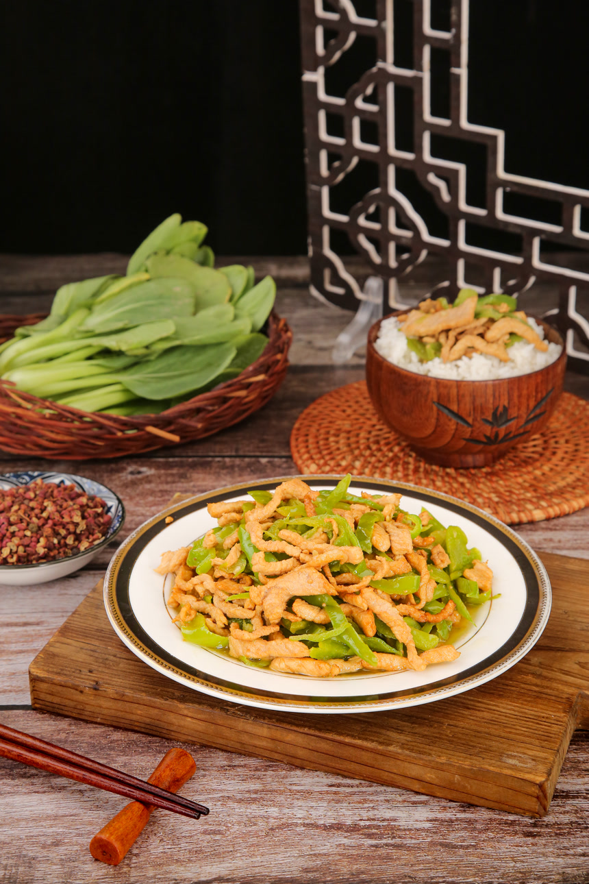 木底上的辣椒炒肉