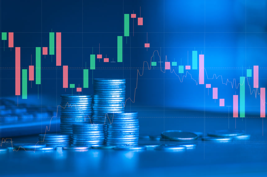 蓝色背景、金融投资概念上有交易图表的一堆堆金币投资理财财富累积 