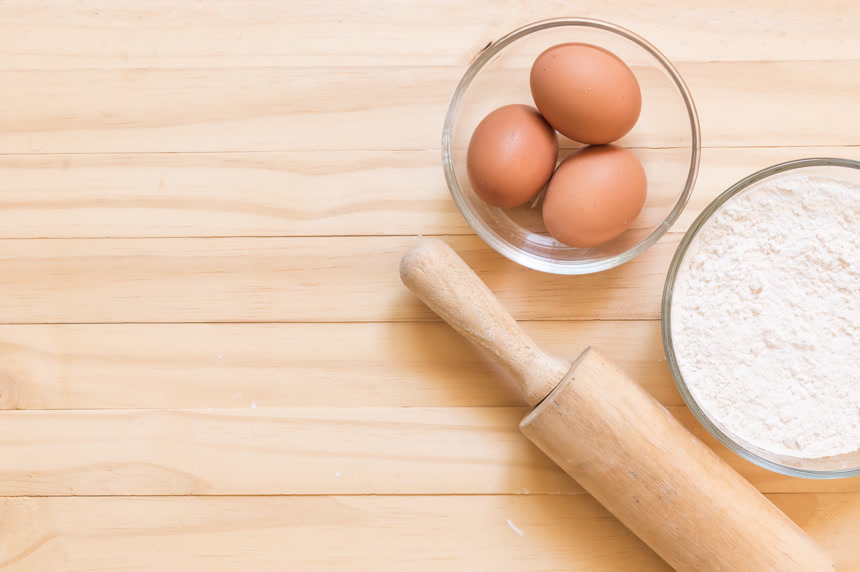 木质餐桌上烤蛋糕的配料鸡蛋面粉美食