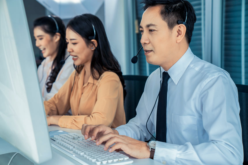 戴着耳机在办公室积极工作的商人商务办公