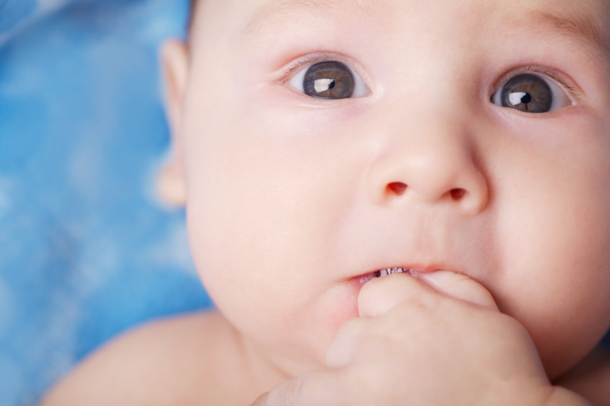 在蓝色背景上的可爱小男孩人像